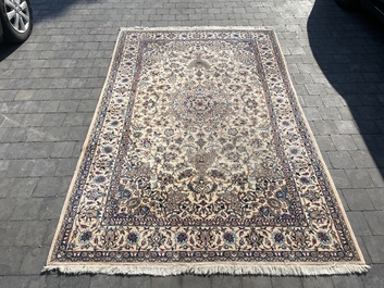 Tapis oriental de type Nain &agrave; d&eacute;cor floral, laine et soie sur coton, deuxi&egrave;me moiti&eacute; du 20&egrave;me si&egrave;cle