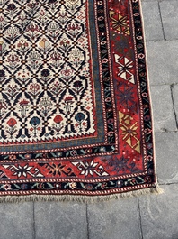 Tapis oriental de type Shirvan Marasali &agrave; d&eacute;cor floral en laine, Caucase, premier tiers du 20&egrave;me si&egrave;cle