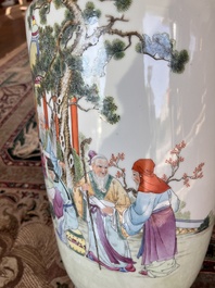 Vase rouleau en porcelaine de Chine famille rose &agrave; d&eacute;cor de lettr&eacute;s et leurs &eacute;tudiants, marque de Qianlong, R&eacute;publique, 20&egrave;me si&egrave;cle