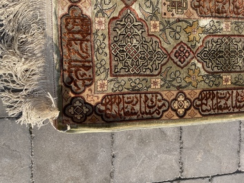 Een Turks Hereke tapijt met floraal decor in zijde en gouddraad, 20ste eeuw