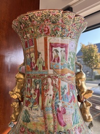 Vase en porcelaine de Chine famille rose de Canton &agrave; d&eacute;cor floral et de sc&egrave;nes de palais, 19&egrave;me si&egrave;cle