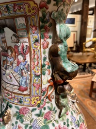 Paire d'importants vases en porcelaine de Chine famille rose &agrave; sujet narratif, 19&egrave;me si&egrave;cle