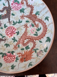 Plat en porcelaine de Chine famille rose &agrave; d&eacute;cor de dragons, marque de Kangxi, Guangxu
