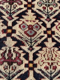 Tapis oriental de type Shirvan Marasali &agrave; d&eacute;cor floral en laine, Caucase, premier tiers du 20&egrave;me si&egrave;cle