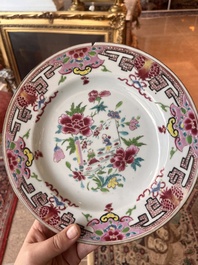 Sept assiettes en porcelaine de Chine famille rose en verte &agrave; d&eacute;cor floral et de sc&egrave;nes anim&eacute;es, Yongzheng/Qianlong