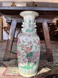 Vase en porcelaine de Chine famille rose &agrave; d&eacute;cor de coqs parmi des branches fleuries, 19&egrave;me si&egrave;cle