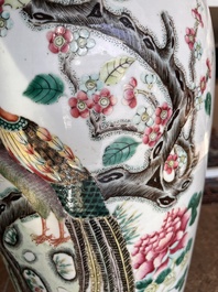 Deux vases en porcelaine de Chine famille rose &agrave; d&eacute;cor des immortels et leurs serviteurs et des oiseaux parmi des branches fleuries, 19&egrave;me si&egrave;cle