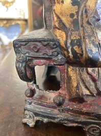 Sculpture d'un dignitaire ou lettr&eacute; en bronze dor&eacute; et laqu&eacute;, Chine, Ming