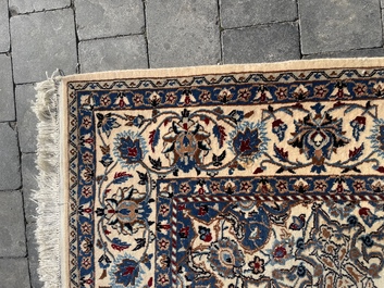 Tapis oriental de type Nain &agrave; d&eacute;cor floral, laine et soie sur coton, deuxi&egrave;me moiti&eacute; du 20&egrave;me si&egrave;cle