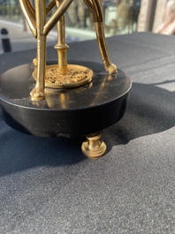 Paire de bougeoirs cassolettes Louis XVI en forme d'ath&eacute;nienne en bronze dor&eacute; &agrave; d&eacute;cor de feuilles d'acanthe et de t&ecirc;tes de b&eacute;lier, fin du 18&egrave;me si&egrave;cle