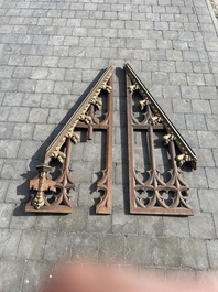 Collection vari&eacute;e de sculptures architecturales de style n&eacute;ogothique en bois partiellement dor&eacute; et polychrom&eacute;, Belgique, vers 1900