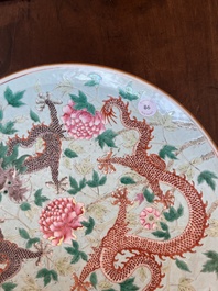 Plat en porcelaine de Chine famille rose &agrave; d&eacute;cor de dragons, marque de Kangxi, Guangxu