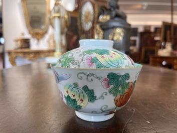Bol couvert en porcelaine de Chine famille rose &agrave; d&eacute;cor de papillons et de melons, marque et &eacute;poque de Jiaqing
