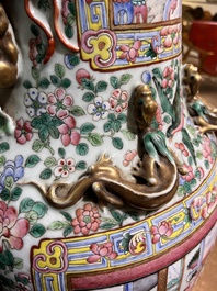 Paire d'importants vases en porcelaine de Chine famille rose &agrave; sujet narratif, 19&egrave;me si&egrave;cle