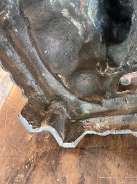 Sculpture d'un dignitaire ou lettr&eacute; en bronze dor&eacute; et laqu&eacute;, Chine, Ming