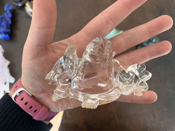 Collection de 22 sculptures en pierre dure, dont du cristal, du jade, du quartz, de l'&oelig;il de tigre et de la turquoise, Chine, 19&egrave;me/20&egrave;me si&egrave;cle