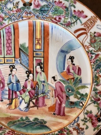 Neuf assiettes en porcelaine de Chine famille rose de Canton &agrave; d&eacute;cor de sc&egrave;nes de palais, 19&egrave;me si&egrave;cle
