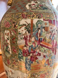 Vase en porcelaine de Chine famille rose de Canton &agrave; d&eacute;cor floral et de sc&egrave;nes de palais, 19&egrave;me si&egrave;cle
