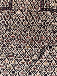 Tapis oriental de type Shirvan Marasali &agrave; d&eacute;cor floral en laine, Caucase, premier tiers du 20&egrave;me si&egrave;cle
