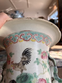 Vase en porcelaine de Chine famille rose &agrave; d&eacute;cor de coqs parmi des branches fleuries, 19&egrave;me si&egrave;cle