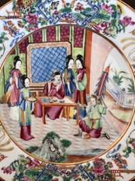 Neuf assiettes en porcelaine de Chine famille rose de Canton &agrave; d&eacute;cor de sc&egrave;nes de palais, 19&egrave;me si&egrave;cle