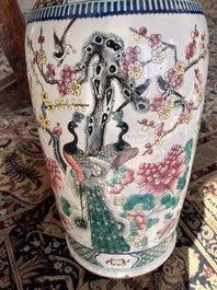 Vase en porcelaine de Chine famille rose &agrave; d&eacute;cor de sc&egrave;ne de palais et d'oiseaux parmi des branches fleuries, 19&egrave;me si&egrave;cle