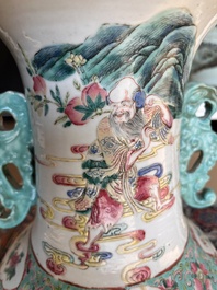 Deux vases en porcelaine de Chine famille rose &agrave; d&eacute;cor des immortels et leurs serviteurs et des oiseaux parmi des branches fleuries, 19&egrave;me si&egrave;cle