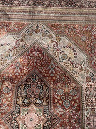 Tapis oriental de type Qom (Qum/Ghom) en soie &agrave; d&eacute;cor floral, deuxi&egrave;me moiti&eacute; du 20&egrave;me si&egrave;cle