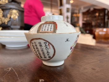 Quatre soucoupes et un bol couvert en porcelaine de Chine famille rose &agrave; d&eacute;cor 'Wu Shuang Pu', 19&egrave;me si&egrave;cle