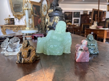 Collection de 22 sculptures en pierre dure, dont du cristal, du jade, du quartz, de l'&oelig;il de tigre et de la turquoise, Chine, 19&egrave;me/20&egrave;me si&egrave;cle