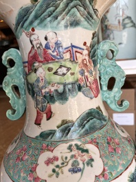 Deux vases en porcelaine de Chine famille rose &agrave; d&eacute;cor des immortels et leurs serviteurs et des oiseaux parmi des branches fleuries, 19&egrave;me si&egrave;cle