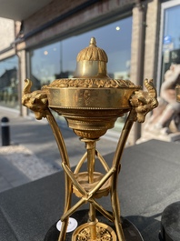 Paire de bougeoirs cassolettes Louis XVI en forme d'ath&eacute;nienne en bronze dor&eacute; &agrave; d&eacute;cor de feuilles d'acanthe et de t&ecirc;tes de b&eacute;lier, fin du 18&egrave;me si&egrave;cle