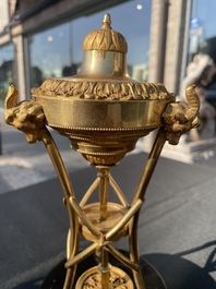 Paire de bougeoirs cassolettes Louis XVI en forme d'ath&eacute;nienne en bronze dor&eacute; &agrave; d&eacute;cor de feuilles d'acanthe et de t&ecirc;tes de b&eacute;lier, fin du 18&egrave;me si&egrave;cle