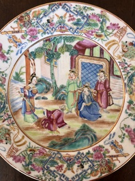 Neuf assiettes en porcelaine de Chine famille rose de Canton &agrave; d&eacute;cor de sc&egrave;nes de palais, 19&egrave;me si&egrave;cle