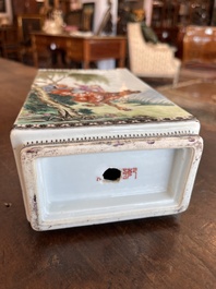 Vase de forme rectangulaire en porcelaine de Chine famille rose, R&eacute;publique, 20&egrave;me si&egrave;cle