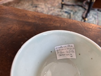 Quatre soucoupes et un bol couvert en porcelaine de Chine famille rose &agrave; d&eacute;cor 'Wu Shuang Pu', 19&egrave;me si&egrave;cle