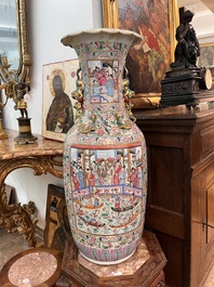 Paire d'importants vases en porcelaine de Chine famille rose &agrave; sujet narratif, 19&egrave;me si&egrave;cle