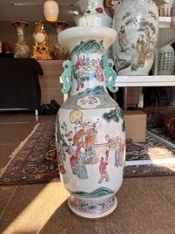 Deux vases en porcelaine de Chine famille rose &agrave; d&eacute;cor des immortels et leurs serviteurs et des oiseaux parmi des branches fleuries, 19&egrave;me si&egrave;cle
