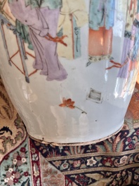 Paire de vases en porcelaine de Chine qianjiang cai &agrave; d&eacute;cor de dames et d'enfants sur une terrasse, 19&egrave;me/20&egrave;me si&egrave;cle