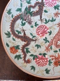 Plat en porcelaine de Chine famille rose &agrave; d&eacute;cor de dragons, marque de Kangxi, Guangxu