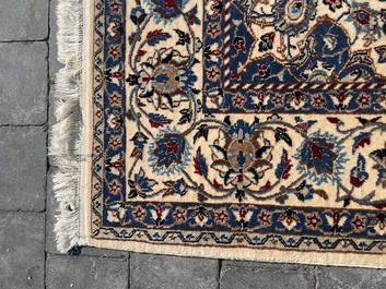 Tapis oriental de type Nain &agrave; d&eacute;cor floral, laine et soie sur coton, deuxi&egrave;me moiti&eacute; du 20&egrave;me si&egrave;cle