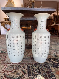 Paire de vases en porcelaine de Chine qianjiang cai &agrave; d&eacute;cor de dames et d'enfants sur une terrasse, 19&egrave;me/20&egrave;me si&egrave;cle