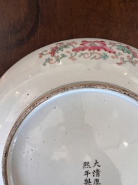 Plat en porcelaine de Chine famille rose &agrave; d&eacute;cor de dragons, marque de Kangxi, Guangxu