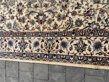 Tapis oriental de type Nain &agrave; d&eacute;cor floral, laine et soie sur coton, deuxi&egrave;me moiti&eacute; du 20&egrave;me si&egrave;cle