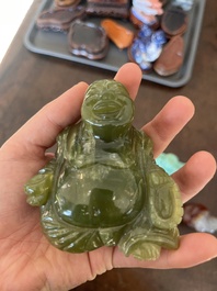 Collection de 22 sculptures en pierre dure, dont du cristal, du jade, du quartz, de l'&oelig;il de tigre et de la turquoise, Chine, 19&egrave;me/20&egrave;me si&egrave;cle