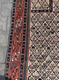 Tapis oriental de type Shirvan Marasali &agrave; d&eacute;cor floral en laine, Caucase, premier tiers du 20&egrave;me si&egrave;cle