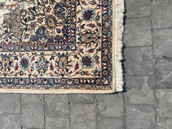 Tapis oriental de type Nain &agrave; d&eacute;cor floral, laine et soie sur coton, deuxi&egrave;me moiti&eacute; du 20&egrave;me si&egrave;cle