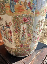 Vase en porcelaine de Chine famille rose de Canton &agrave; d&eacute;cor floral et de sc&egrave;nes de palais, 19&egrave;me si&egrave;cle