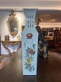 Vase rectangulaire en porcelaine de Chine qianjiang cai &agrave; d&eacute;cor de figures dans un paysage et d'oiseaux parmi des branches fleuries, 19&egrave;me si&egrave;cle