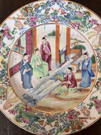 Neuf assiettes en porcelaine de Chine famille rose de Canton &agrave; d&eacute;cor de sc&egrave;nes de palais, 19&egrave;me si&egrave;cle